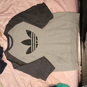 Perfect light weight crewneck for fall!!! Has front pocket. Xl